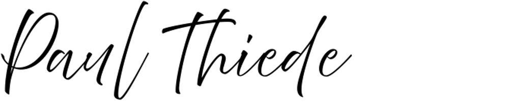 Schwarzer Text in Schreibschrift auf dunkelgrünem Hintergrund: "Paul Thiefe"