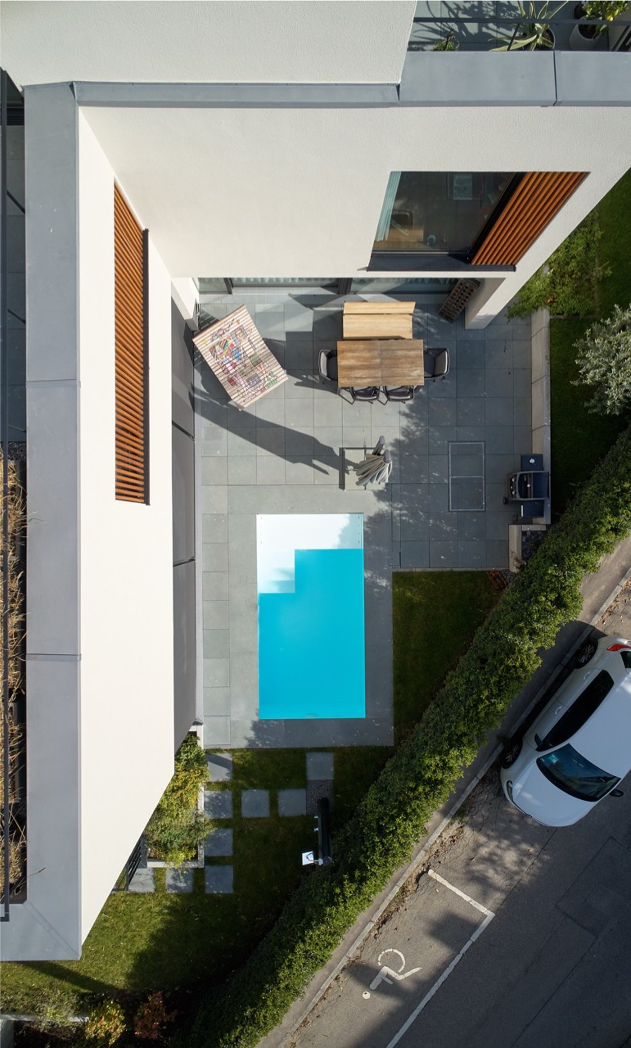 Luftaufnahme eines modernen Hauses mit Poolanlage