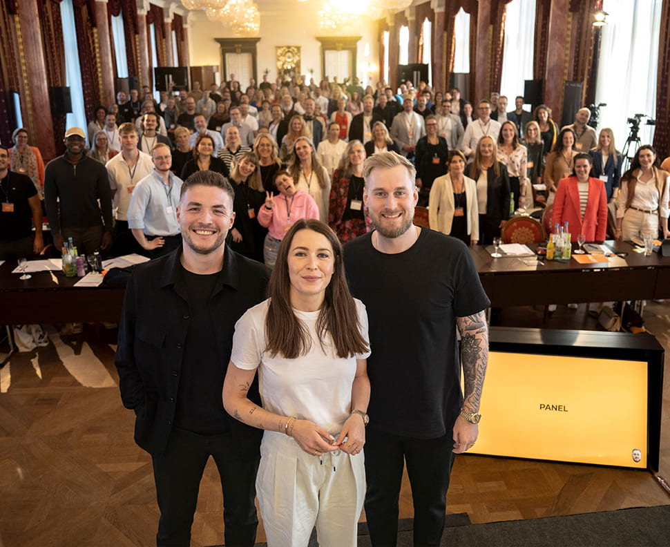Eric, Gianna und Maximilian vor dem Publikum eines Live-Events