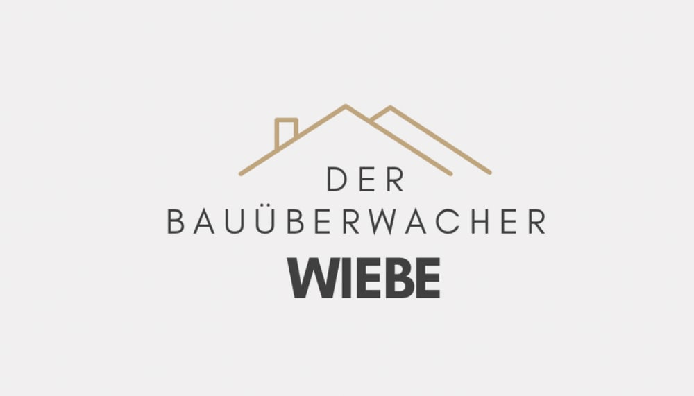 Logo "DER BAUÜBERWACHER WIEBE" mit stilisiertem Dach als Symbol.