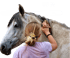 Mädchen bürstet das graue Pferd, 80 %