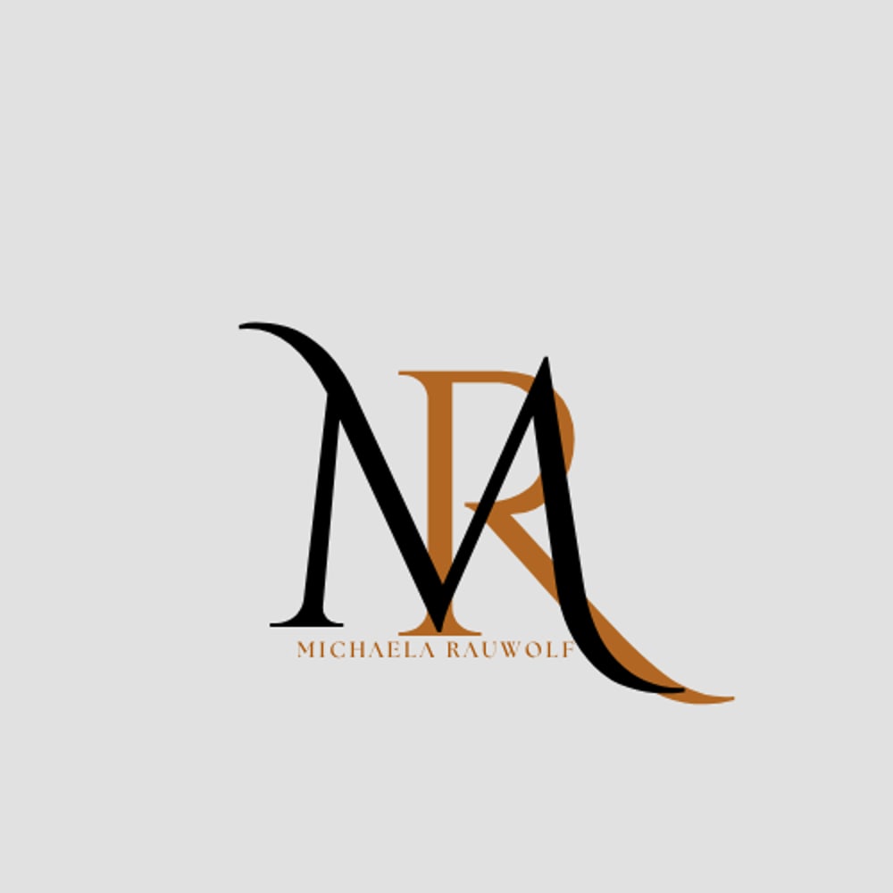 Dunkelblaue Buchstaben MR, der Name Michaela Rauwolf und Webdesign & Branding in Grau
