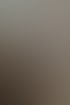 Aufbewahrungsständer mit Hantelstangen und bunten Fitnessbändern in einem Fitnessstudio.