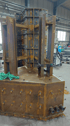 Massive Stahlkonstruktion mit Bolzen und Trägern in einer Industriehalle für den Maschinenbau.