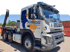 Weißer Volvo LKW der Firma Schrass für Tankreinigung und Kanalreinigung mit Abrollkipper-System im Außenbereich.
