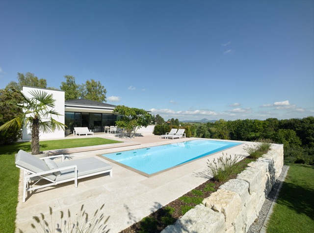 PP-Becken mit Flachwasserzone und moderner Treppenanlage