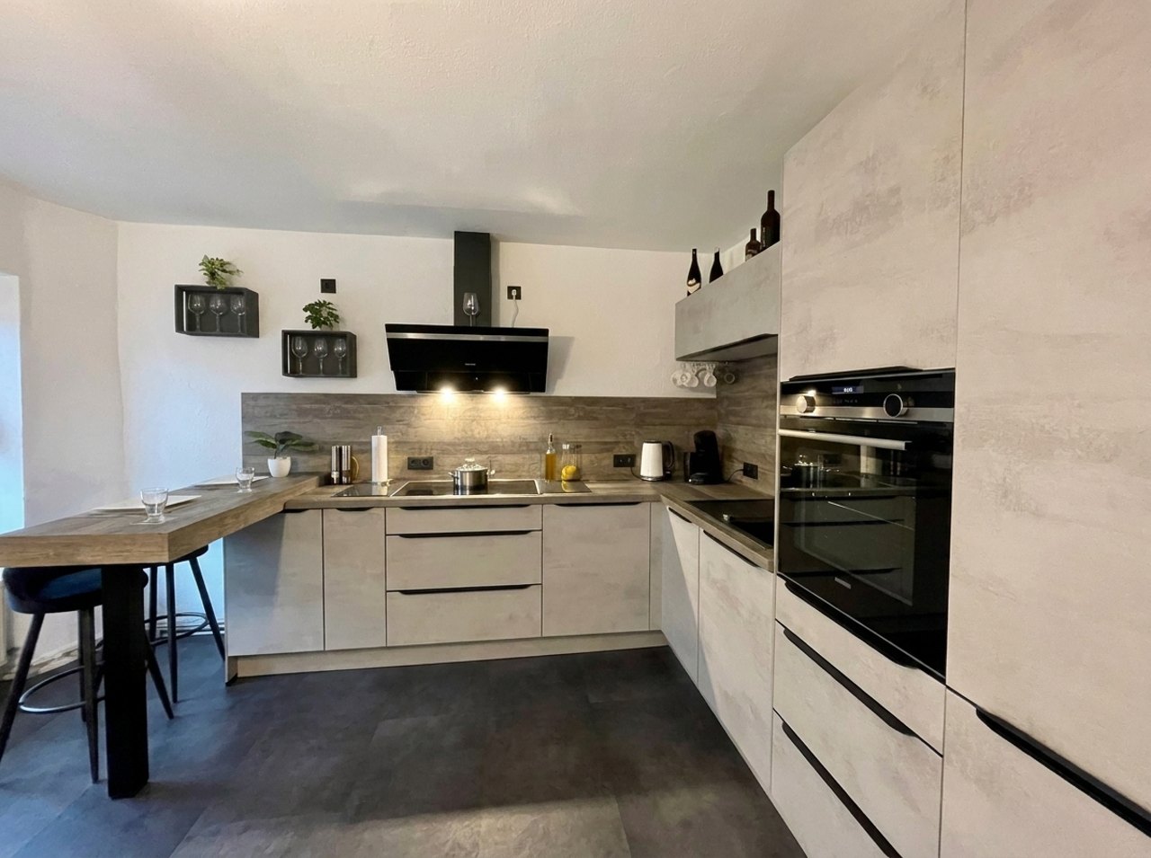 Küche für Ferienwohnung in der Vulkaneifel — Einbauküchen Gerolstein