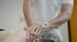 Physiotherapeut von Physio CKI bei der Behandlung einer Patientin