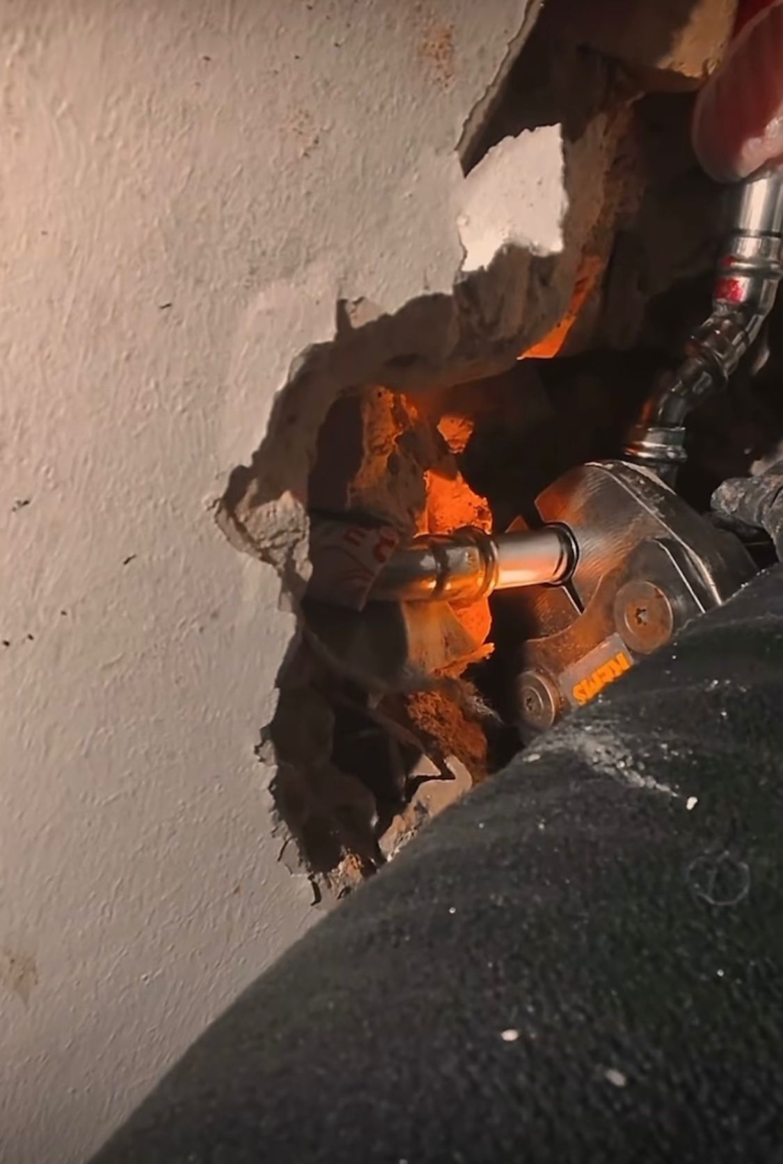 Rohrbruch im Badezimmer – schnelle Hilfe