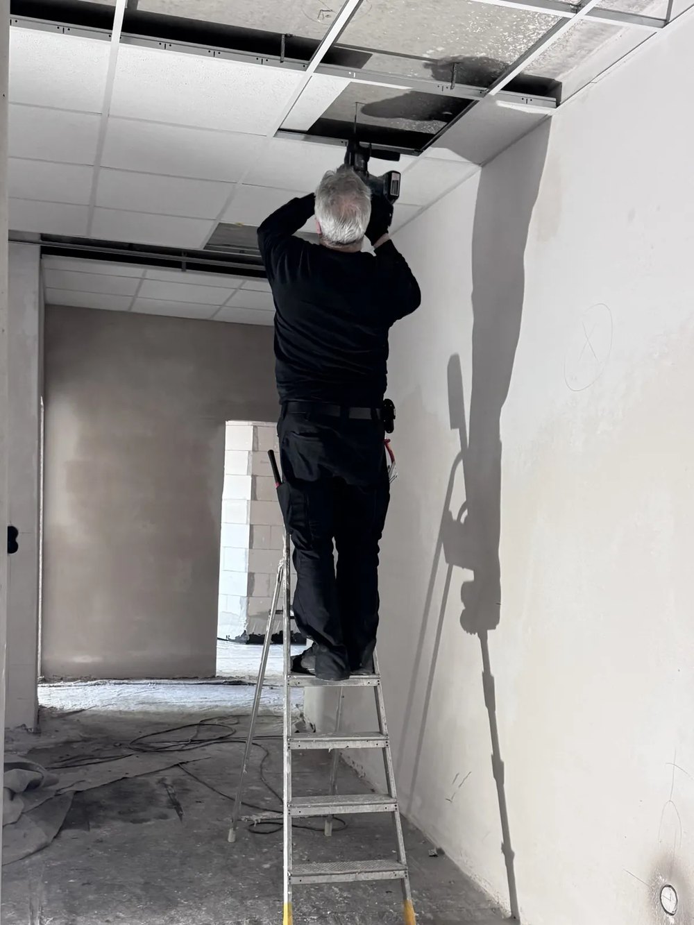 Elektromontage an einer Rasterdecke im Gewerbeobjekt