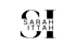 Grüner Hintergrund mit großen schwarzen Buchstaben „S“ und „I“; weißes Rechteck mit Text „SARAH ITTAH“ in Schwarz.