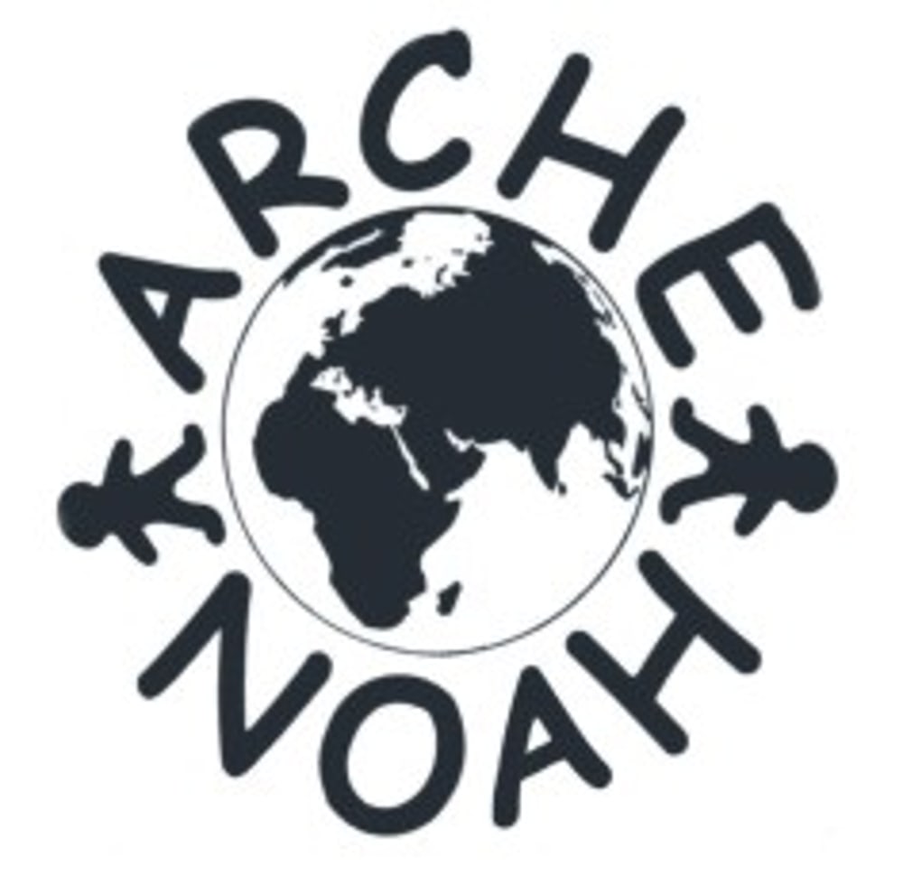 Ein Logo mit dem Text "ARCHE NOAH" um eine Weltkugel, flankiert von zwei stilisierten Menschen.