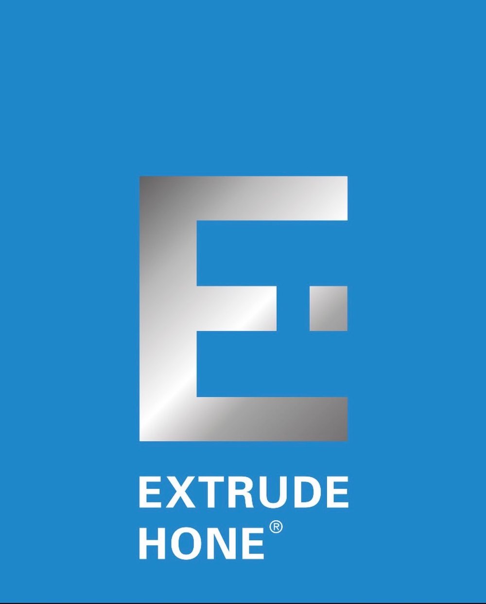 Silbernes "E"-Logo mit einem Punkt und dem Text "EXTRUDE HONE" auf blauem Hintergrund.