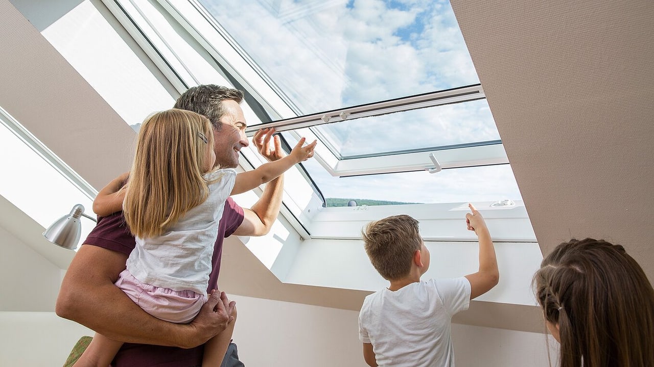 Insektenschutzrollo über Dachfenster