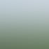Windkraftanlagen auf hügeligen Feldern mit grünen und braunen Ackerflächen unter blauem Himmel.