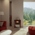 Moderner roter Holzofen mit brennendem Feuer in einem Wohnzimmer mit Blick auf bewaldete Berge.