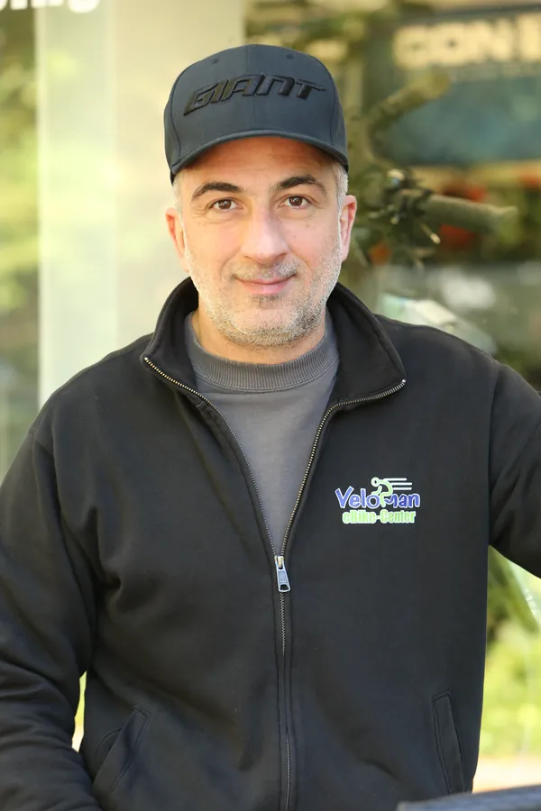 Porträt von Vardan Abrahamyan, Inhaber des Veloman eBike-Center