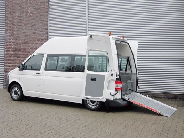 Multivan T6 mit Heckabsenkung und Auffahrrampe – Bild 1
