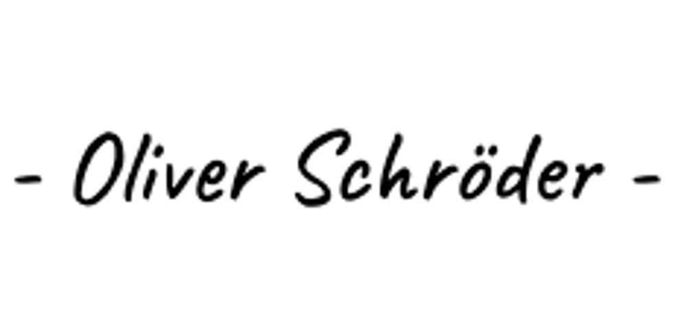 Schriftzug Oliver Schröder in schwarzer Schreibschrift auf weißem Hintergrund, eingefasst von zwei Bindestrichen.
