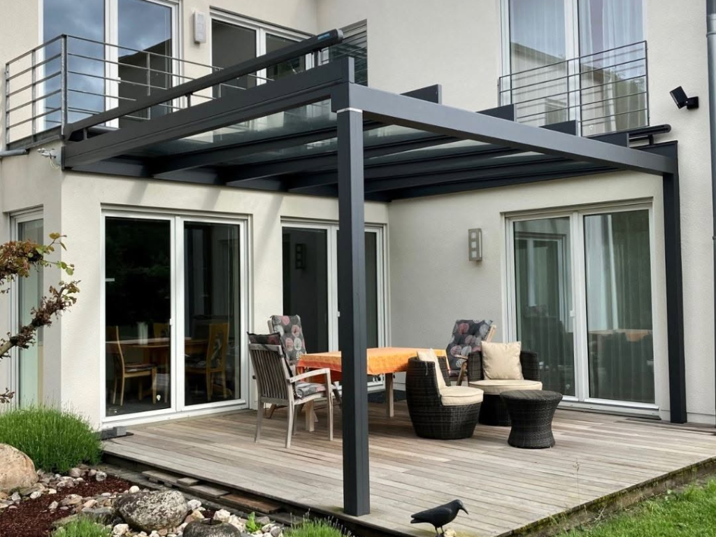 Terrassendach auf Holzterrasse