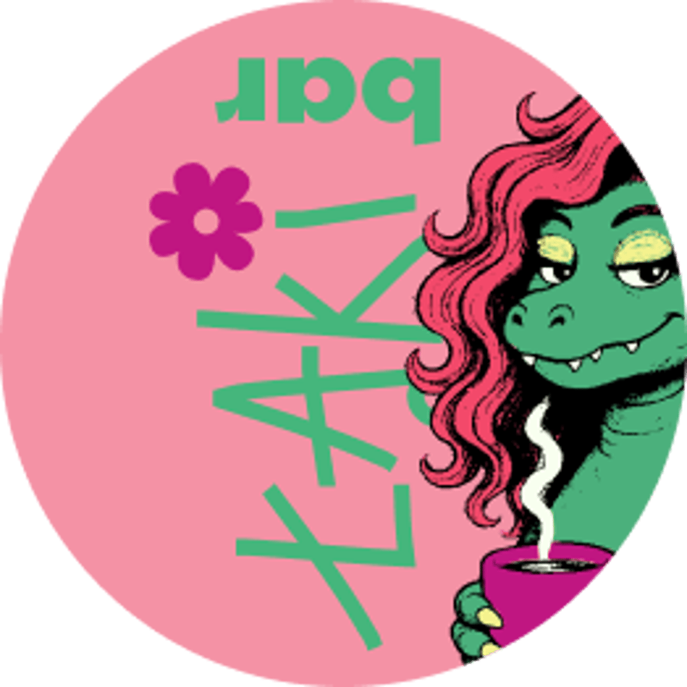 Zielony smok z różowymi włosami trzyma filiżankę, napis "LAKI bar" i fioletowy kwiat na różowym tle.