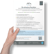 Eine Hand die ein A4 Blatt in die Luft hebt auf der man eine Vorschau für eine kostenfreie Checkliste für die Abdichtung einer Lüftungsanlage erkennt