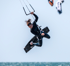 Kitesurf-Coach Paul bei einem Sprung mit dem Kiteboard am Brouwersdam – Kitesurf-Action pur in den Niederlanden