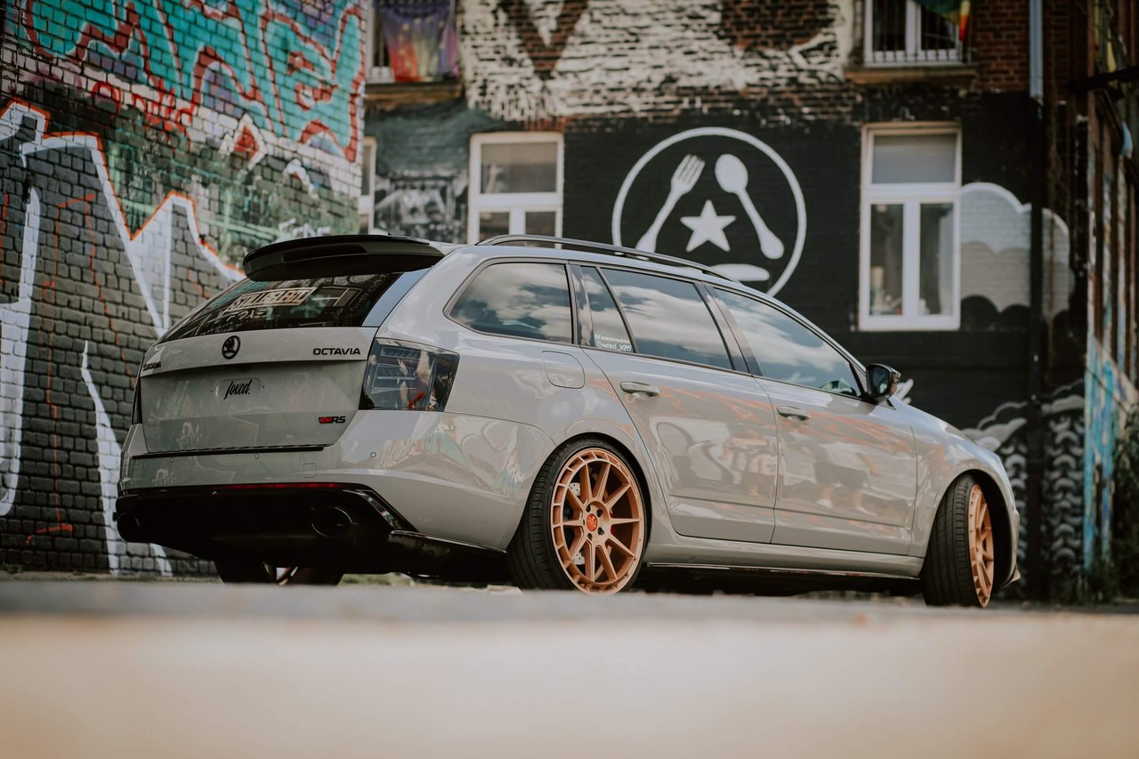 Silver Skoda Octavia estate with TEC Speedwheels GT 8 wheels in rose gold