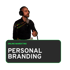Eine Mann mit Kopfhörern und Mikrofon spricht in einem Podcast-Cover mit dem Titel "PERSONALBRANDING".