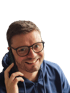 Lächelnder Mann mit Brille und blauem Kapuzenpullover telefoniert mit einem Smartphone vor schwarzem Hintergrund.