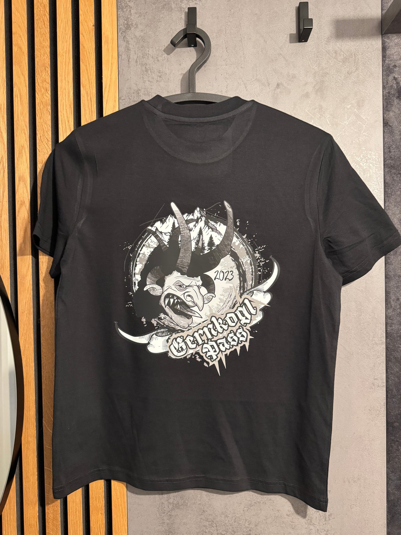 Schwarzes T-Shirt mit Krampus-Maske, Bergen und Schriftzug Gernkogel Pass