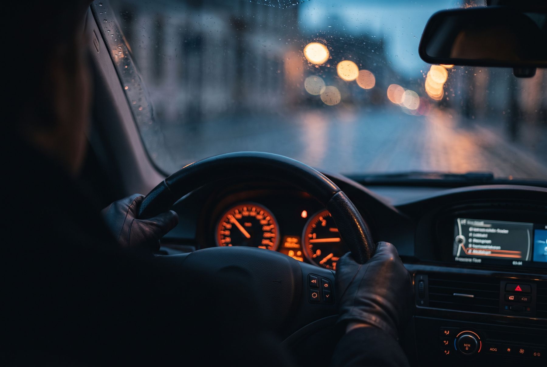 Blick aus dem Fahrzeuginnenraum in der Dämmerung