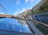 Dachfenster auf einem Gebäude mit blauer Himmel, einem Kran und einem weiteren Gebäude im Hintergrund.