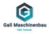 Gall Maschinenbau CNC Technik Logo; 3D-Kubus mit stilisiertem "G" in Dunkelblau, Türkis und Grün auf dunkelgrünem Hintergrund.