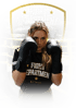 Junge Frau in schwarzem T-Shirt mit "FIGHT DEPARTMENT BOCHUM" und Boxhandschuhen im Boxring.