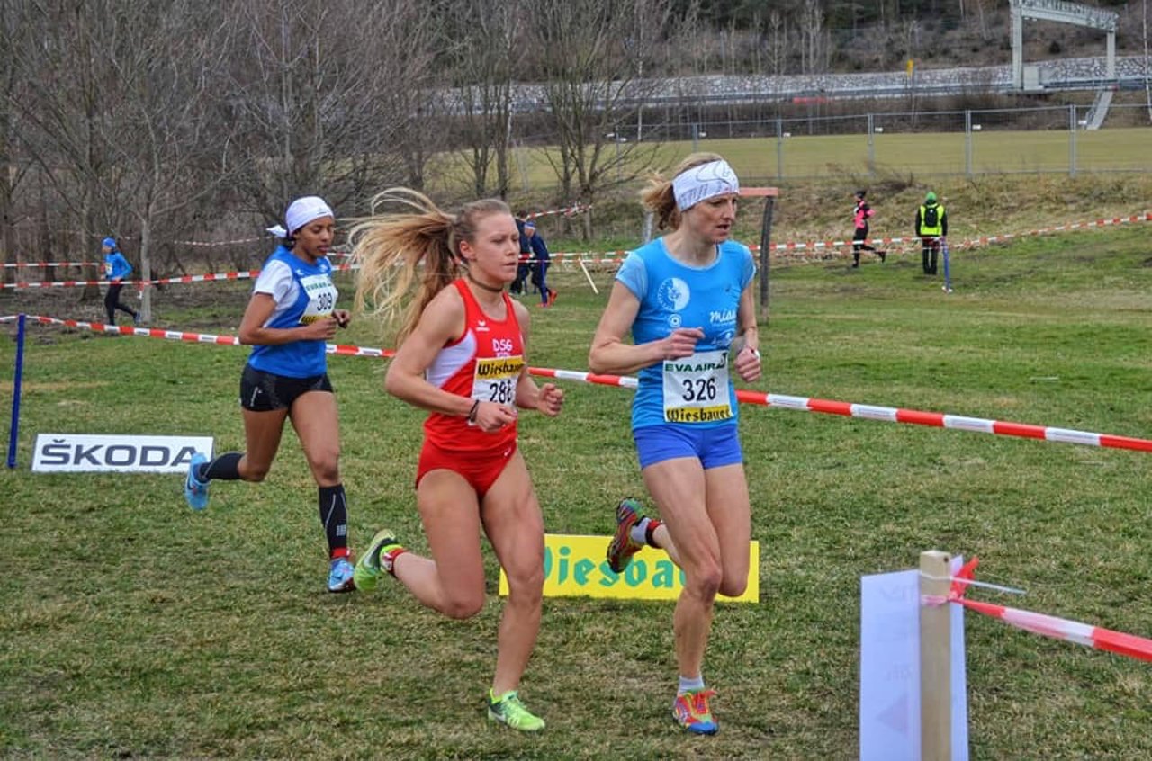 Julia Mayer im Rennen bei der Crosslauf-Staatsmeisterschaft 2019
