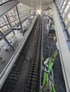 Blick von oben auf Bahnsteige, Gleise und Teleskoparbeitsbühne am Duisburger Hauptbahnhof