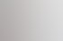 Eine Person zählt ein Bündel 50-Euro-Banknoten in ihren Händen vor einem weißen Hintergrund.