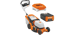 Oranger und weißer Stihl Akku-Rasenmäher mit Akku und Ladegerät.