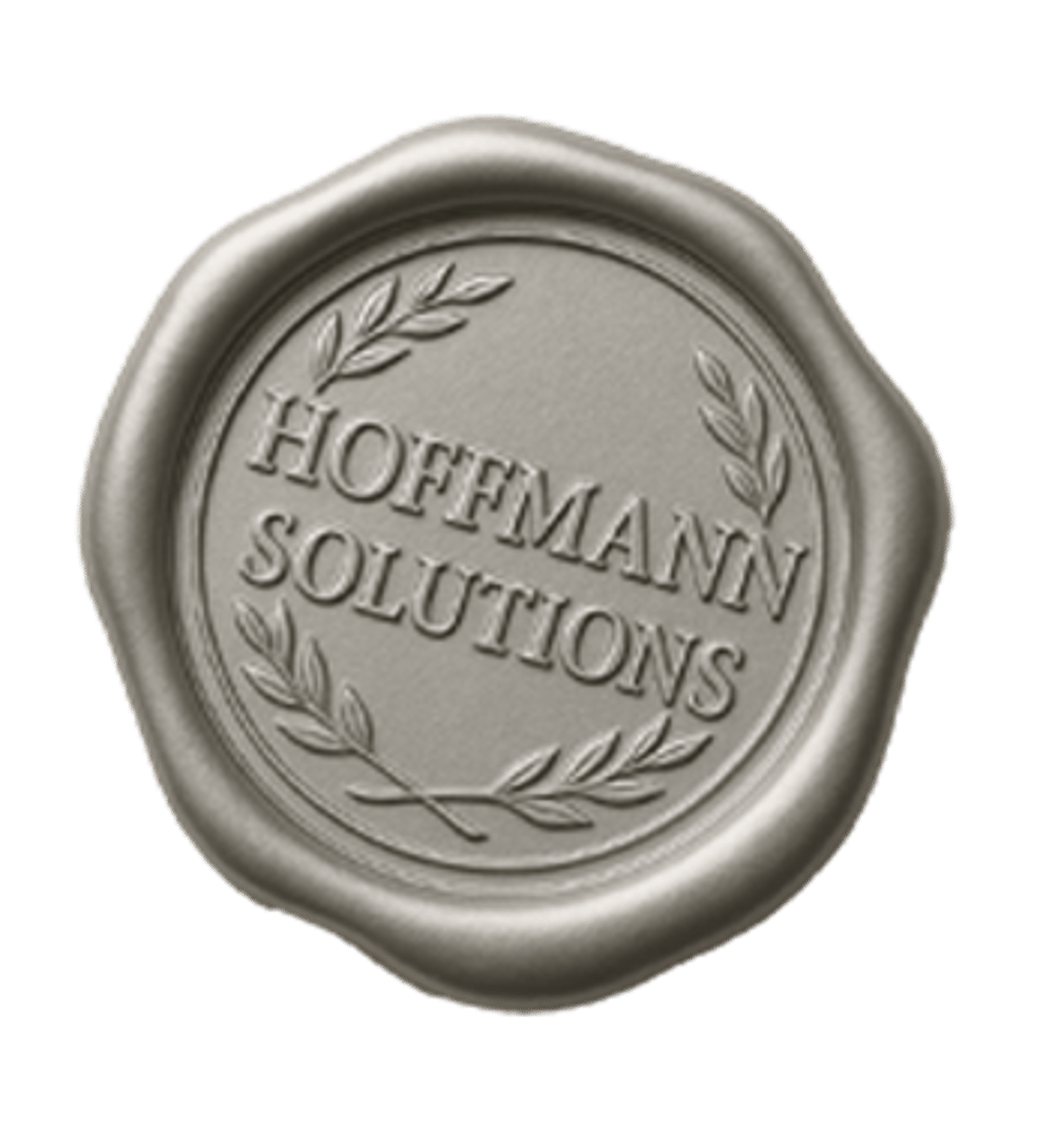 Rundes, silbernes Siegel mit den Worten „HOFFMANN SOLUTIONS“ in der Mitte und einem Lorbeerkranz.