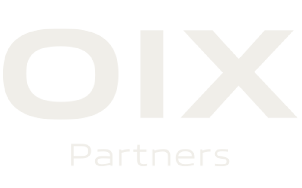 OIX Partner Logo: "OIX" in Beige über "Partner" auf blauem Hintergrund.