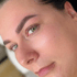 Nahaufnahme einer Frau mit präzise geformten, dunkelbraunen Powder Brows und grünen Augen.