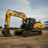 Ein gelber SANY Bagger mit der Modellnummer SY215C steht auf einer Baustelle.