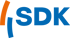 Blaues "SDK" Logo mit einem orangefarbenen und blauen grafischen Element auf der linken Seite.