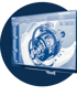 Computermonitor zeigt eine 3D-CAD-Modellierung eines komplexen mechanischen Getriebes in Blautönen.