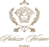 Goldenes Palazzo Versace Logo auf grünem Hintergrund, mit Medusa-Kopf und Text "Palazzo Versace DUBAI".
