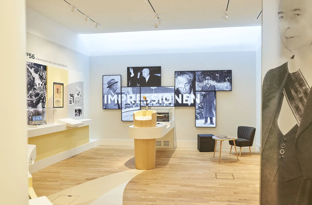Der Ausstellungsraum ‚Impressionen‘ mit großformatigen Porträts und Medienstation