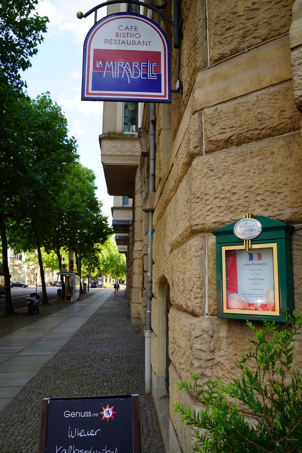 Schild des Restaurants La Mirabelle an der Gohliser Straße in Leipzig