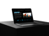 Ein offener Laptop auf einem dunklen Podest zeigt eine Webseite mit dem Titel „TOKS Gerüstbau“.