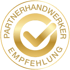 Goldenes rundes Siegel mit dem Text "PARTNERHANDWERKER EMPFEHLUNG" und einem goldenen Häkchen.